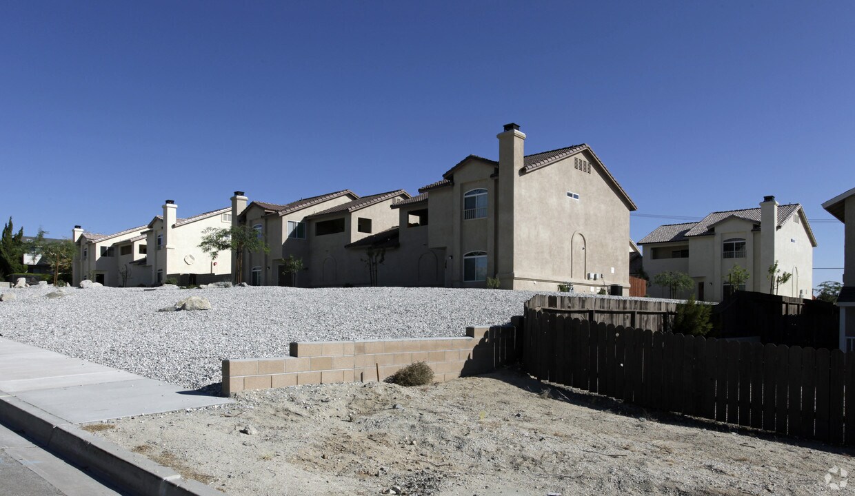 Foto principal - Rocky View Town Homes