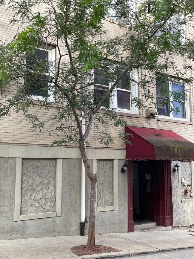 Entrada al edificio en S. Graham St. - 5523 Ellsworth Ave