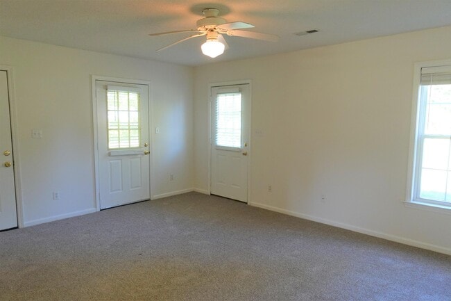 Foto del edificio - 206 River Oaks Cir