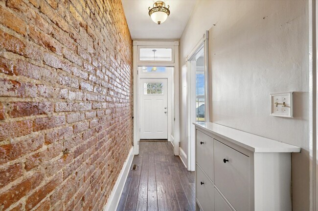 Foto del edificio - Stylish Phoenixville Rowhome with Exposed Brick, High Ceilings & Central Air