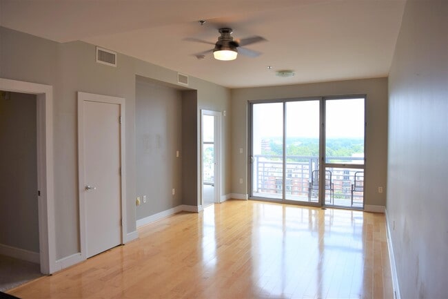 Foto del edificio - 333 W Trade St