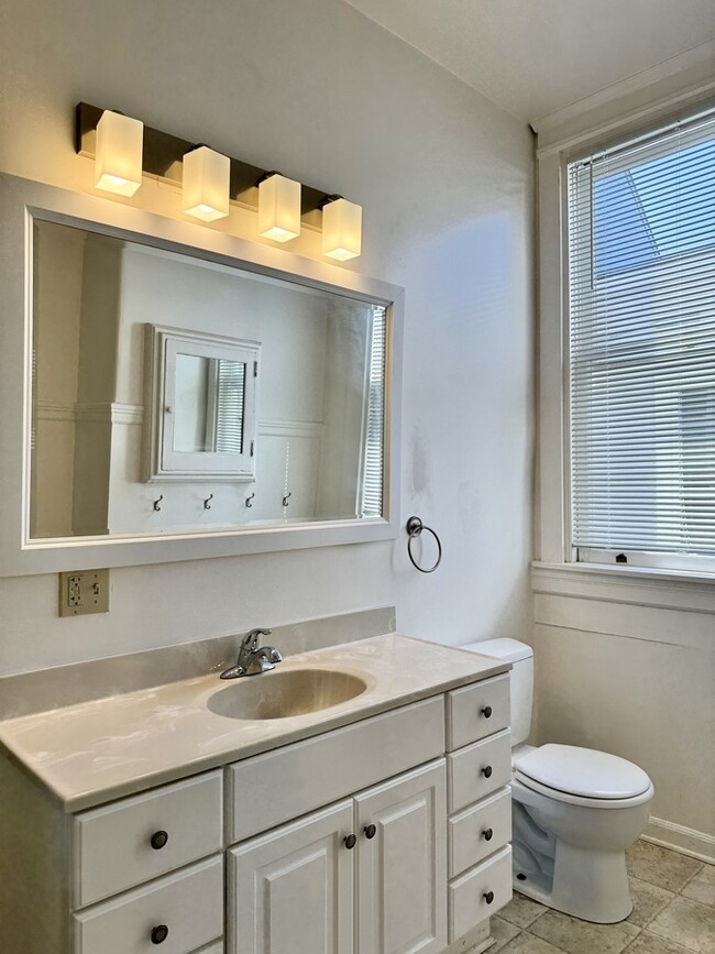 Building Photo - Huge top floor flat on Polk Street - Roomm...