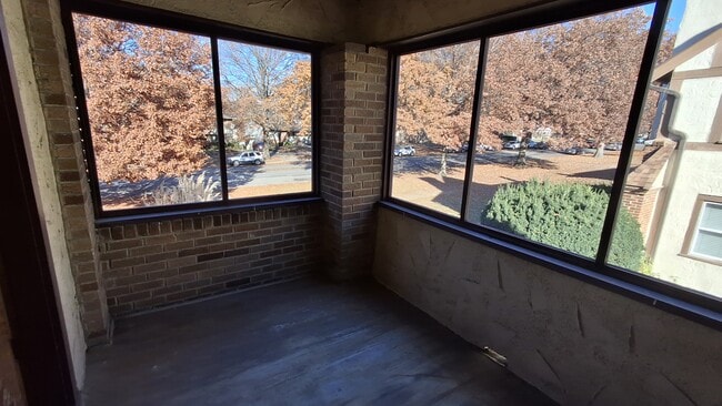 Porche con mosquitero con vista a Meyer Boulevard - 417 E Meyer Blvd