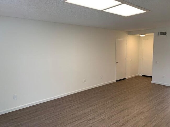 Building Photo - A beautiful Del Mar model for lease in Leisure Village