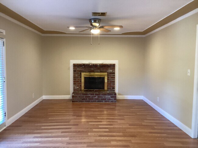 Building Photo - MOVE IN SPECIAL $300 OFF 1st month's Rent ...