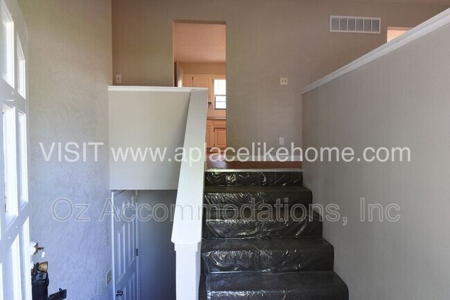 Building Photo - 1105 W Elm Terrace