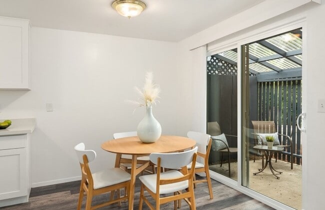 Building Photo - Modern 2 Bed, 1 Bath Duplex in Prime Olde ...