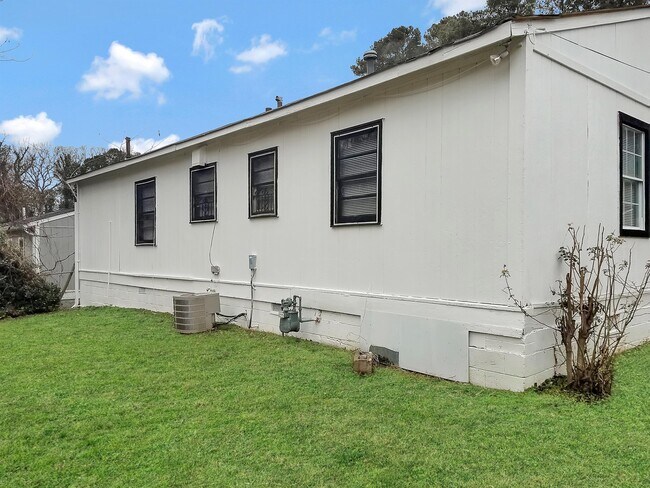 Foto del edificio - 2642 Santa Monica Dr NW