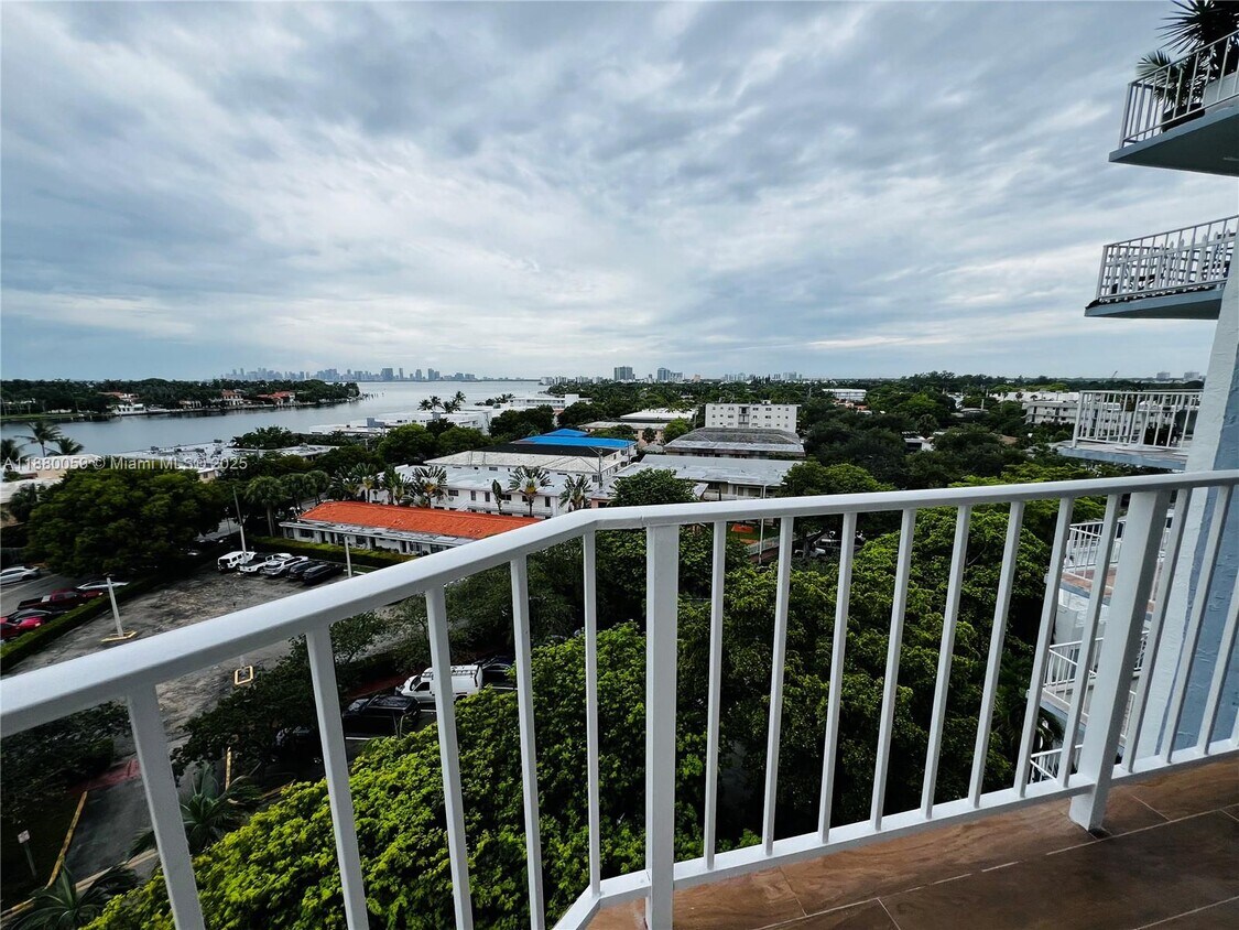 Foto principal - 6900 Bay Dr