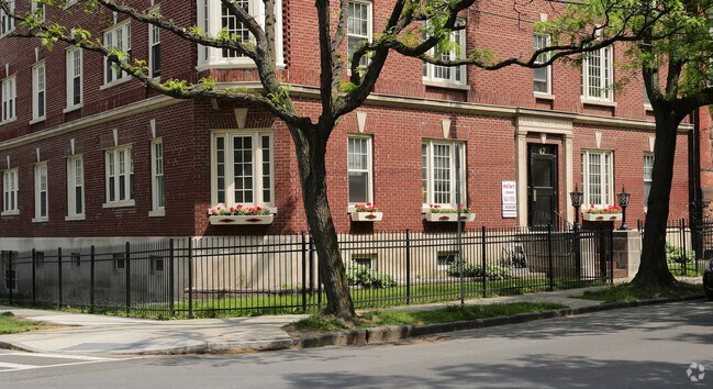 Building Photo - Lake Apartments