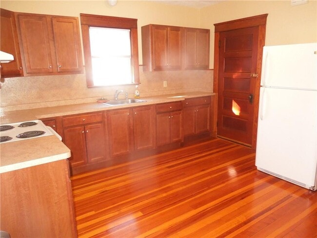 Building Photo - 44 Gentian Ave