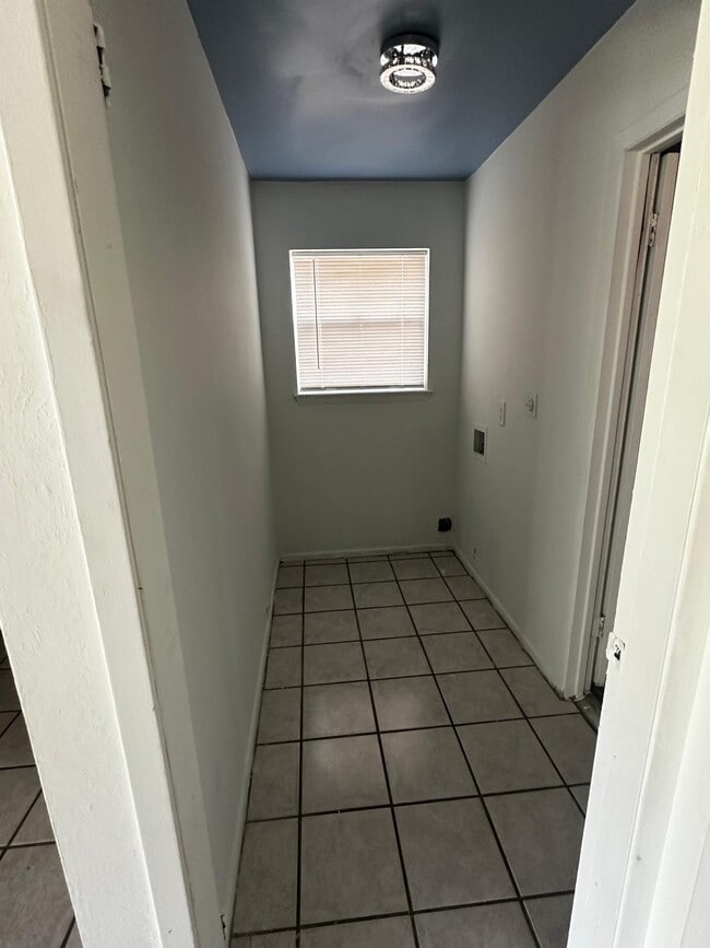 Building Photo - 1807 Elmwood Ln