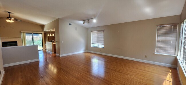Foto del edificio - Charming 3 Bedroom, 2 Bath Single Story in...