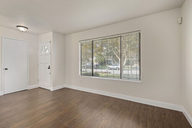 Foto del edificio - Remodeled 3-Bedroomn 2.5-Bathroom Townhome