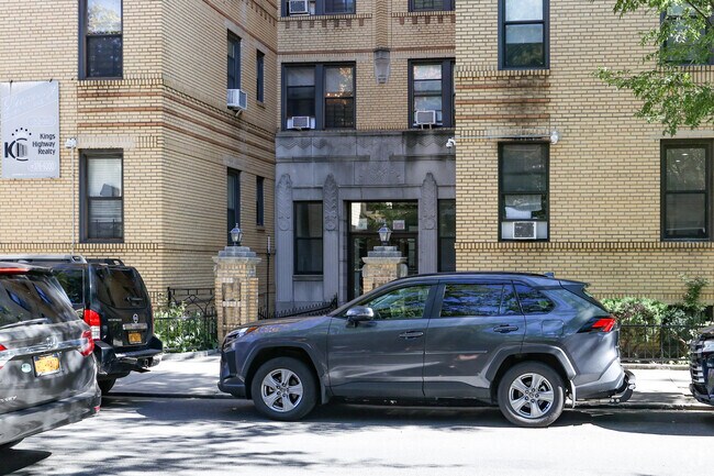 Building Photo - 1061 E 13th St