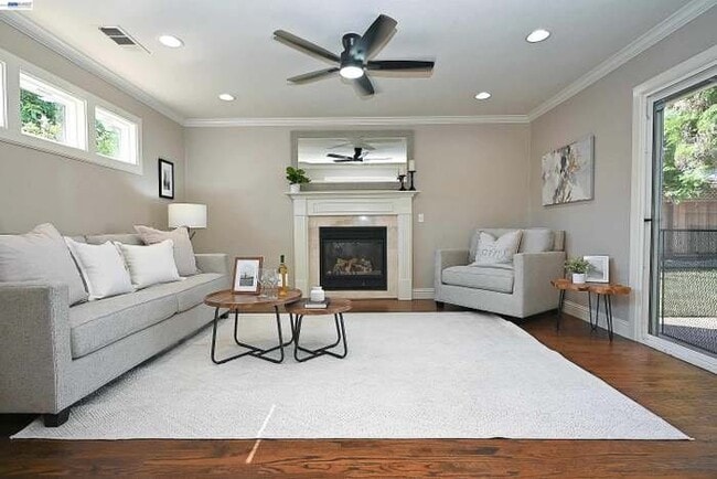 Building Photo - 749 Moraga Dr