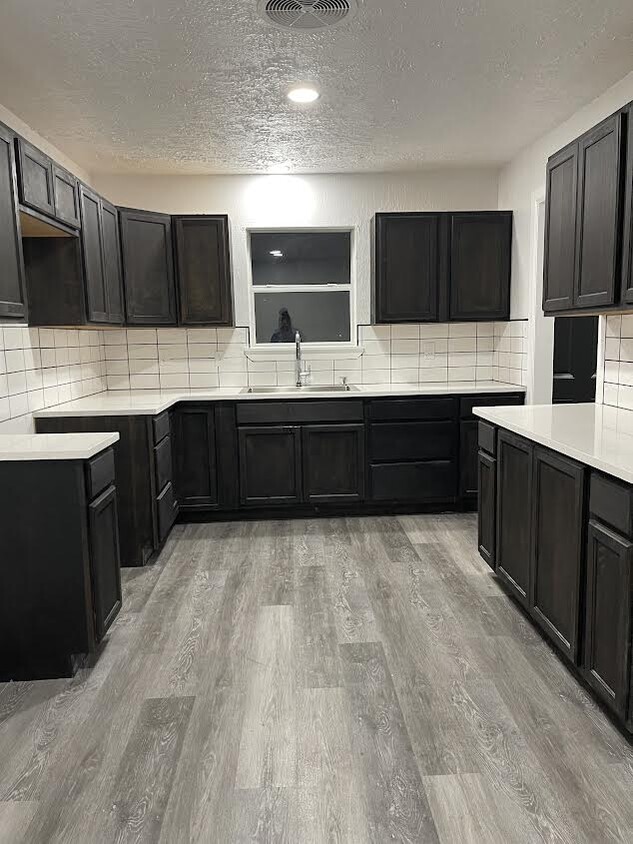 Primary Photo - 904 W Robinson St