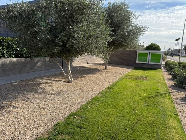 Building Photo - Modern Vintage in Old Town