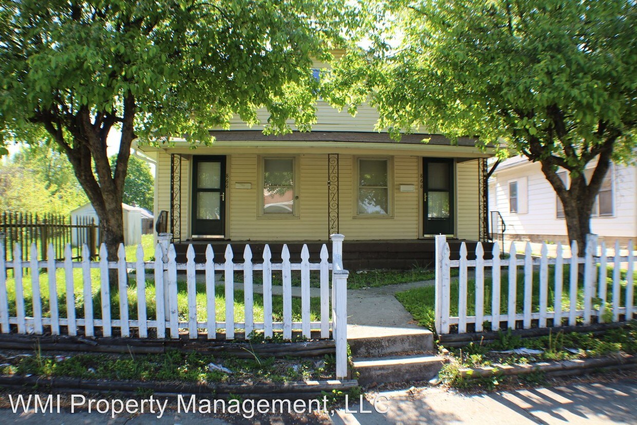 Primary Photo - 866 N Gladstone Ave