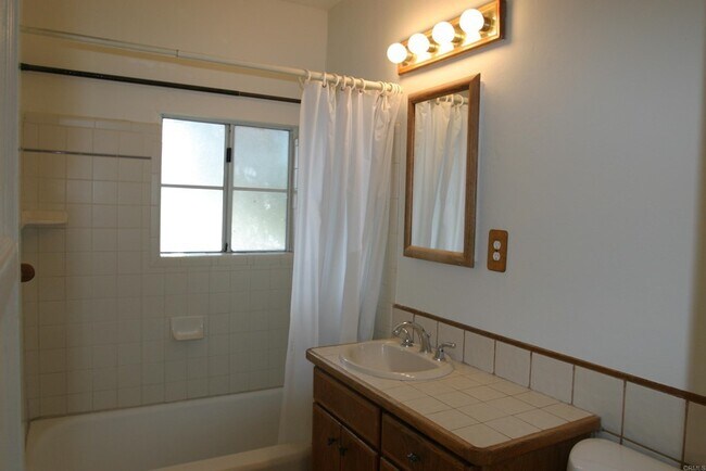 Baño - 5901 Vale Way