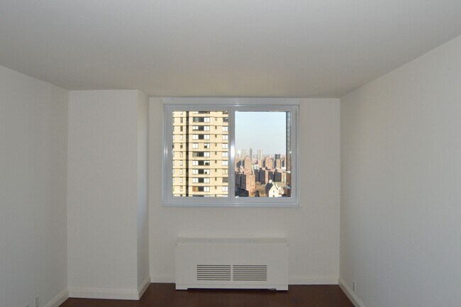 Building Photo - 200 E 94th St