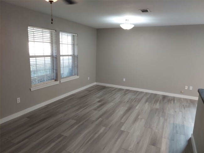 Building Photo - 933 Valentine Ave