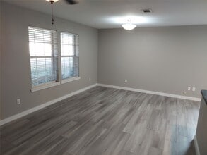 Building Photo - 933 Valentine Ave