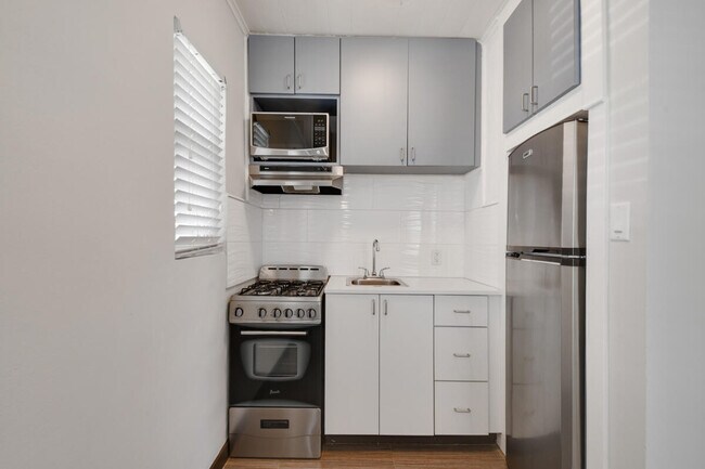 Building Photo - 3021 N Ocean Dr