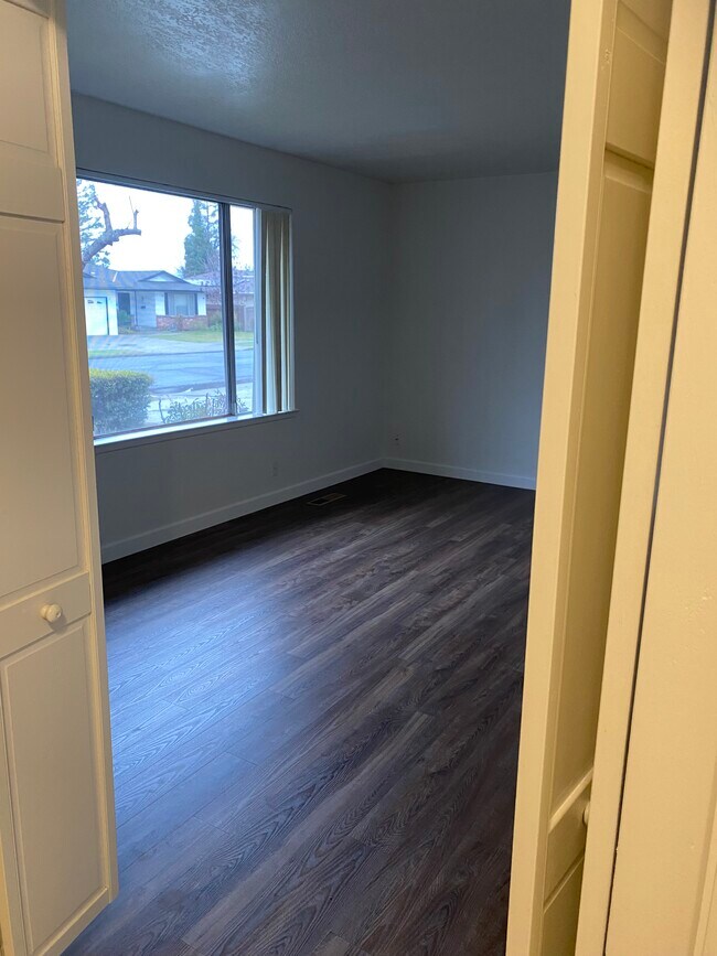 Living room - 6422 N Anna St