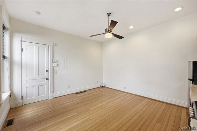 Foto del edificio - 2 York St