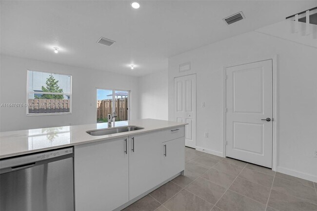 Building Photo - 2858 SE 25th Ave
