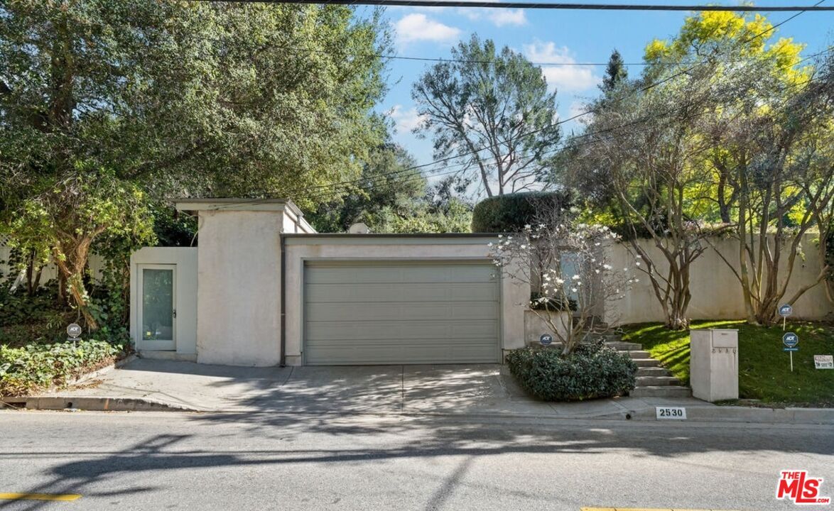 Foto principal - 2530 Hutton Dr