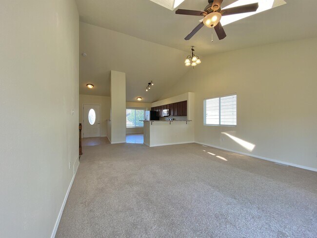 Foto del edificio - 1611 S Canoe Creek Dr