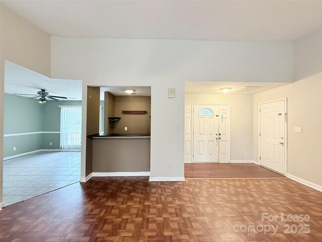 Foto del edificio - 6924 Long Needles Dr