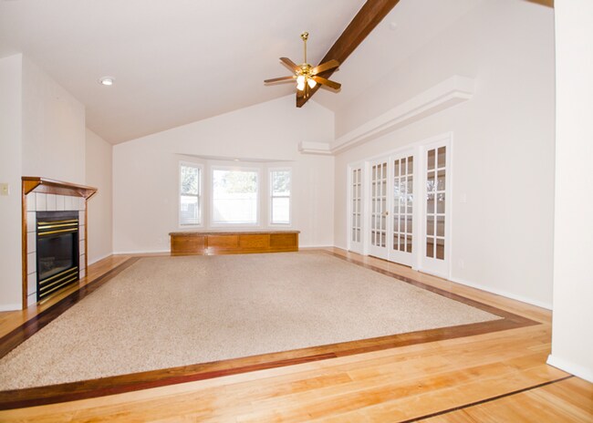 Foto del edificio - Beautiful 4 bedroom Single Level Home with Hard Wood Floors _ Pet Friendly!