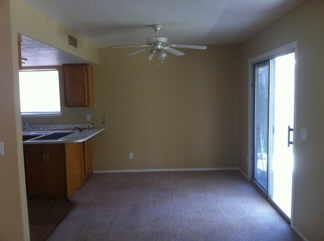 Foto del edificio - 7509 Bowles Dr