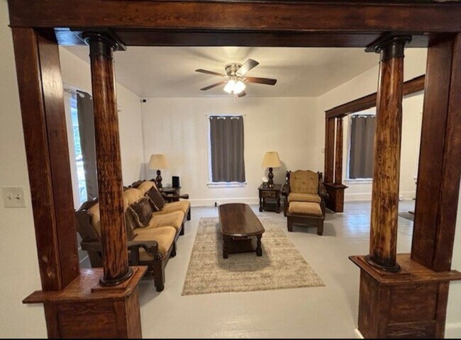 Foto del edificio - 2344 Elm St