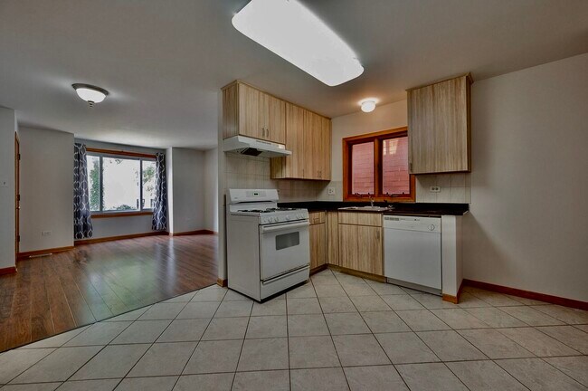 Building Photo - 811 S Claremont Ave