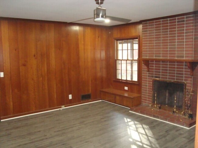 Foto del edificio - 4 Bedroom/ 2 Bathroom available to Rent!!!