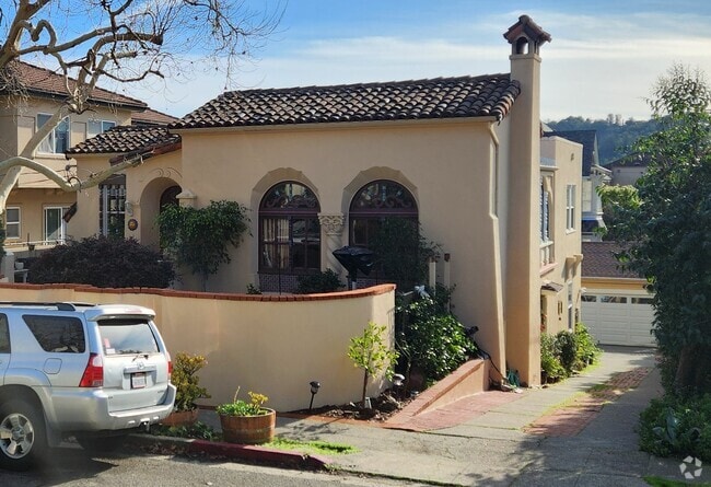 Building Photo - 131 Laurel Pl