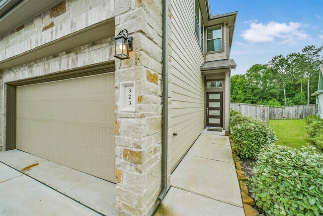 Foto del edificio - 323 N Spotted Fern Dr
