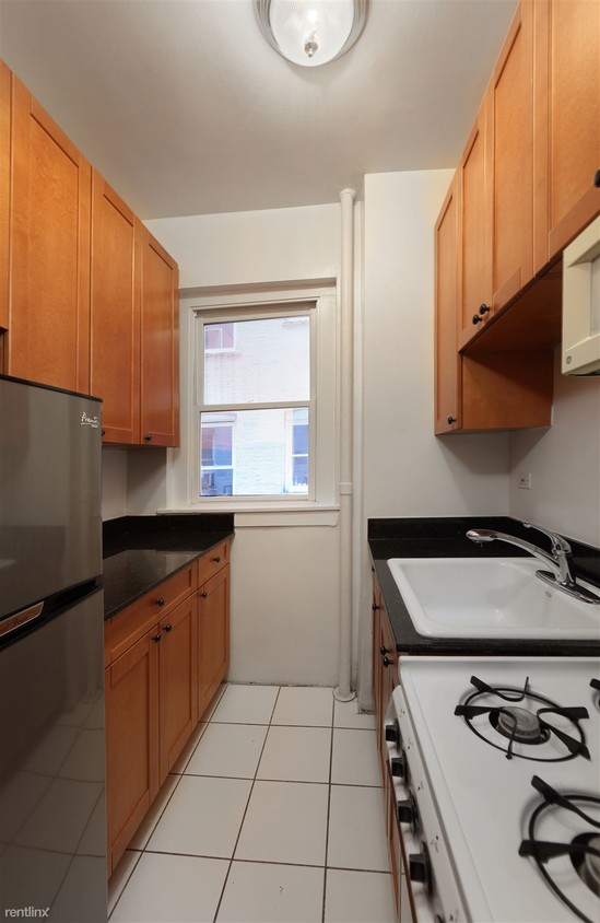 Building Photo - 300 E 66th St
