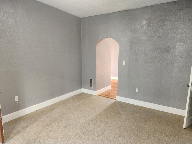 Building Photo - 648 Morton St