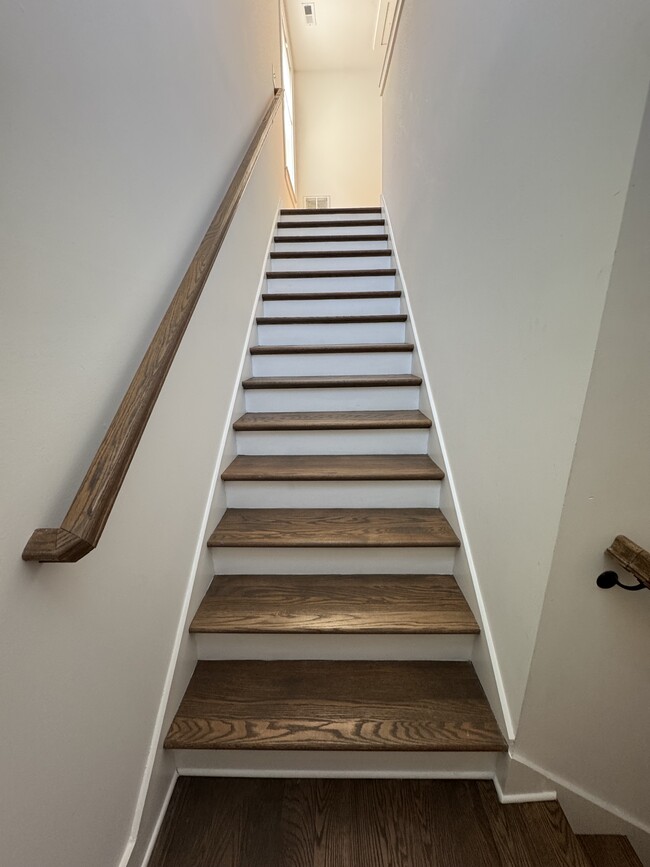 Staircase to 2nd floor - 816 Briar Cir