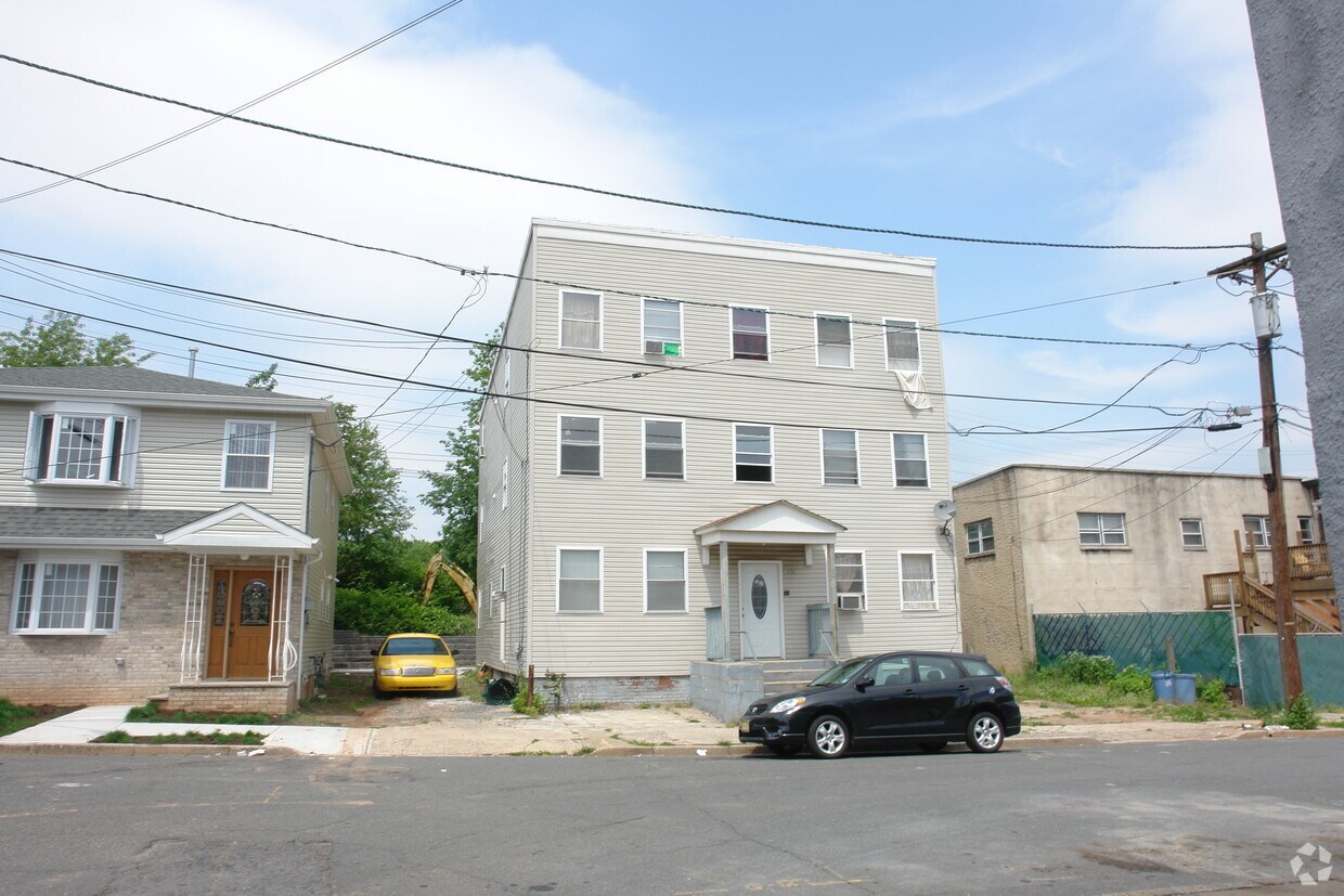 Building Photo - 134 Miller St
