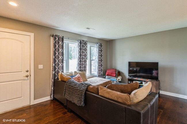 Building Photo - $1400 Rent
