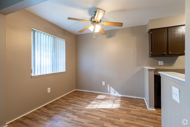 2BR, 1BA - 870SF, comedor - Gibraltar Pointe Apartments