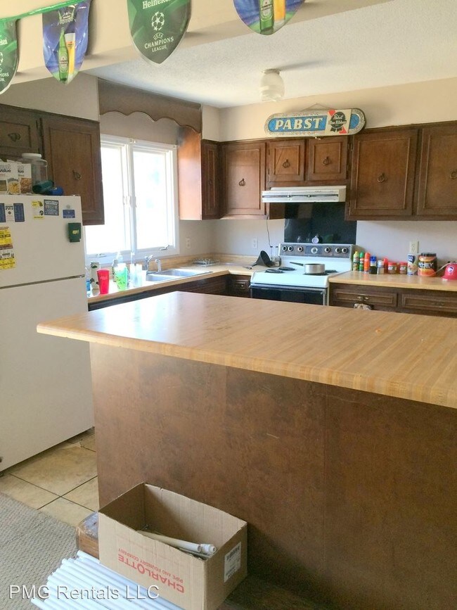 Building Photo - 3 br, 2 bath Room For Rent - 22 University Pl