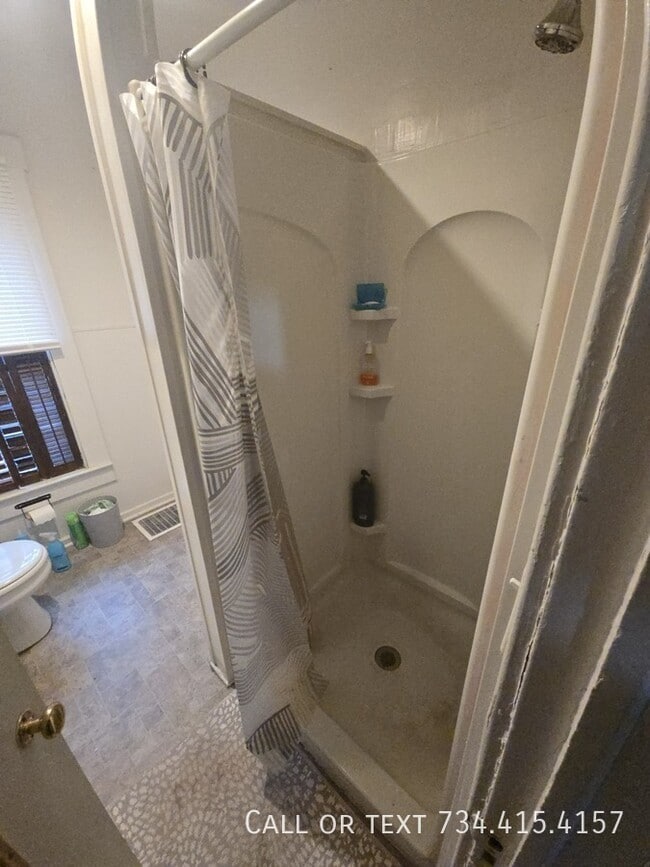 Building Photo - 906 Packard St