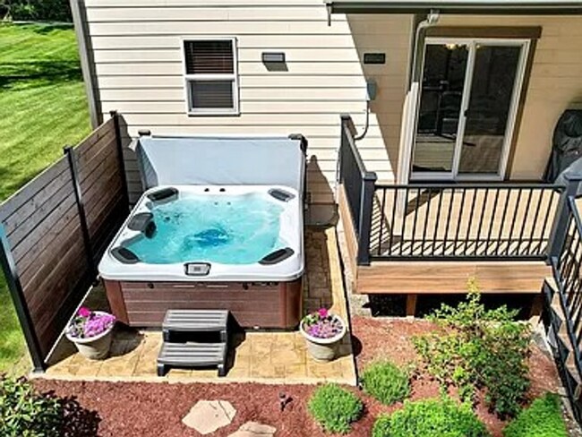 Building Photo - Quality PNW Poulsbo Home on 5 Acres, Close...
